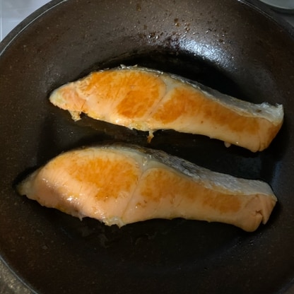 鮭の塩焼きがフライパンで簡単にきれいに出来ました。グリルより簡単で後片付けも楽でした。